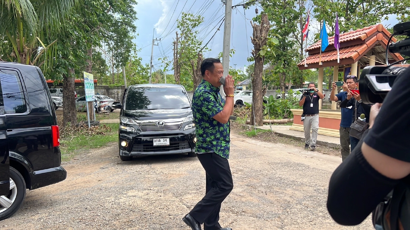 "อนุทิน" ใช้สิทธิเลือกตั้ง รอลุ้นผลคะแนนบุรีรัมย์กับครูใหญ่ "เนวิน"