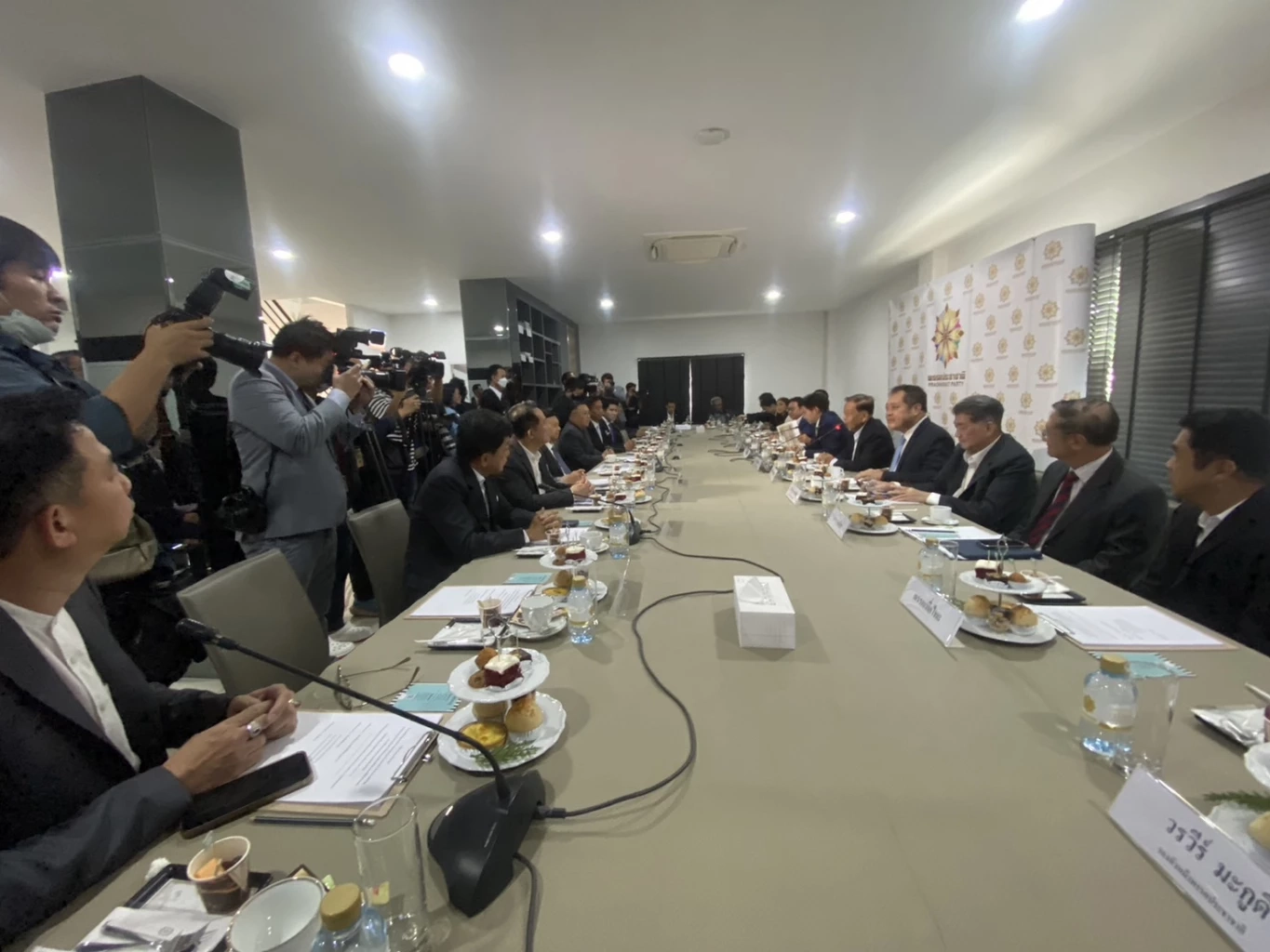 เริ่มแล้ว! "พิธา"นำประชุม 8 พรรคร่วม ตั้งคณะเปลี่ยนผ่านรัฐบาล