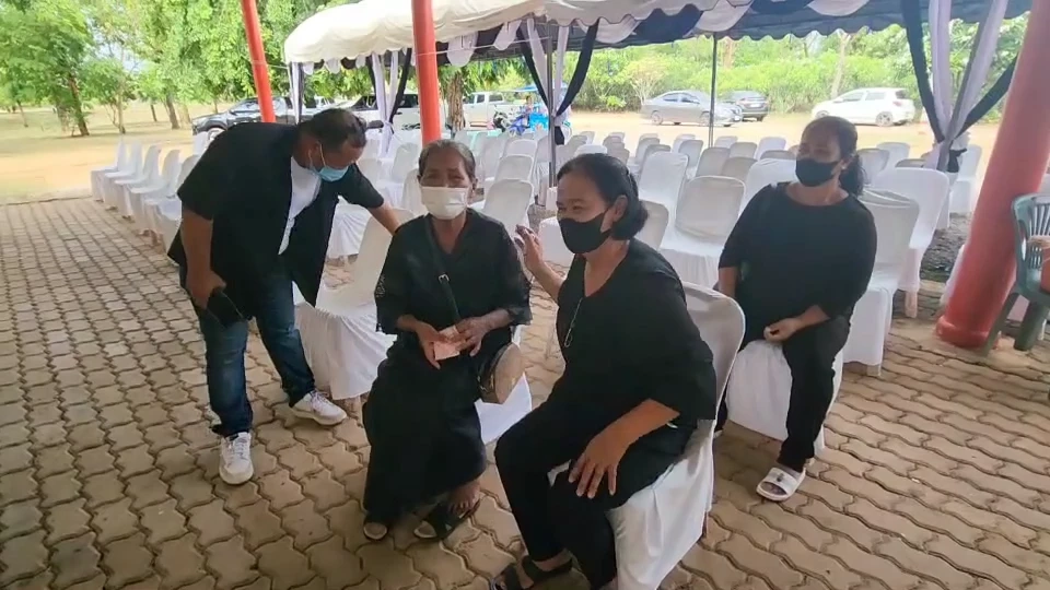 เคลื่อนร่าง'ก้อย เท้าแชร์' เหยื่อ'แอม' ขึ้นเมรุ ลูกสาวถาม"ฆ่าแม่หนูทำไม?"