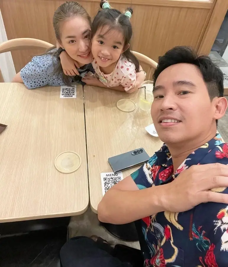 “ต่าย ชุติมา” โพสต์ภาพเซลฟี่บนลานจอดรถ  ชาวเน็ตสะดุดตาเลขบนเสา 