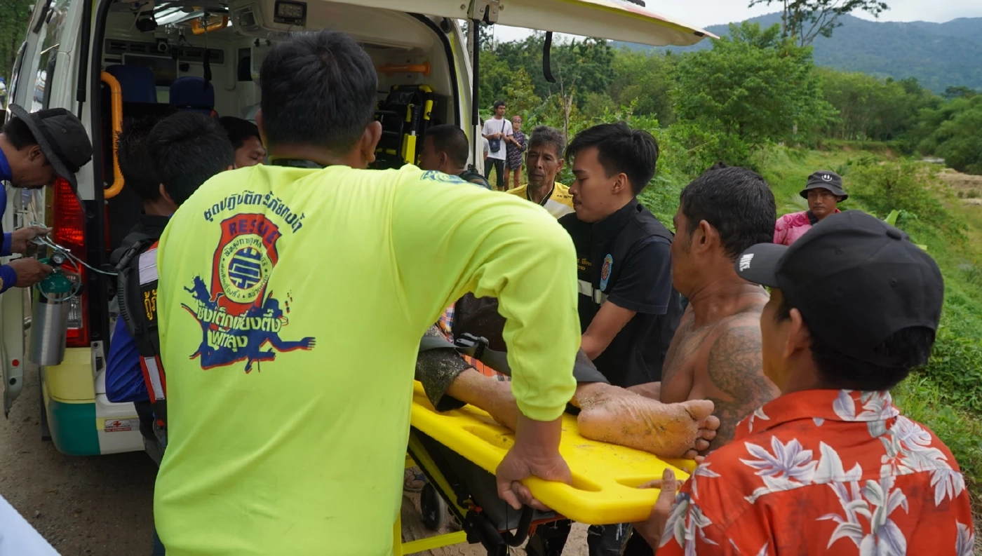 ระทึก! นาทีชีวิต ช่วยคนงานดูดทราย ถูกดินถล่มฝังร่างทั้งเป็นในบ่อ (มีคลิป)