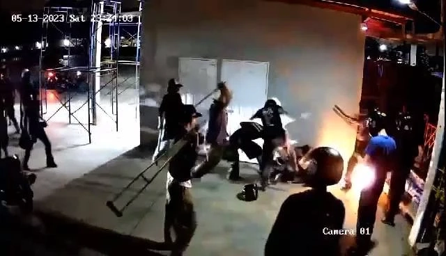 โจ๋ปทุมโหดจัด! ยกพวกรุมฟันอริ ก่อนจุดไฟเผาซ้ำ เจ็บสาหัส 2 ราย