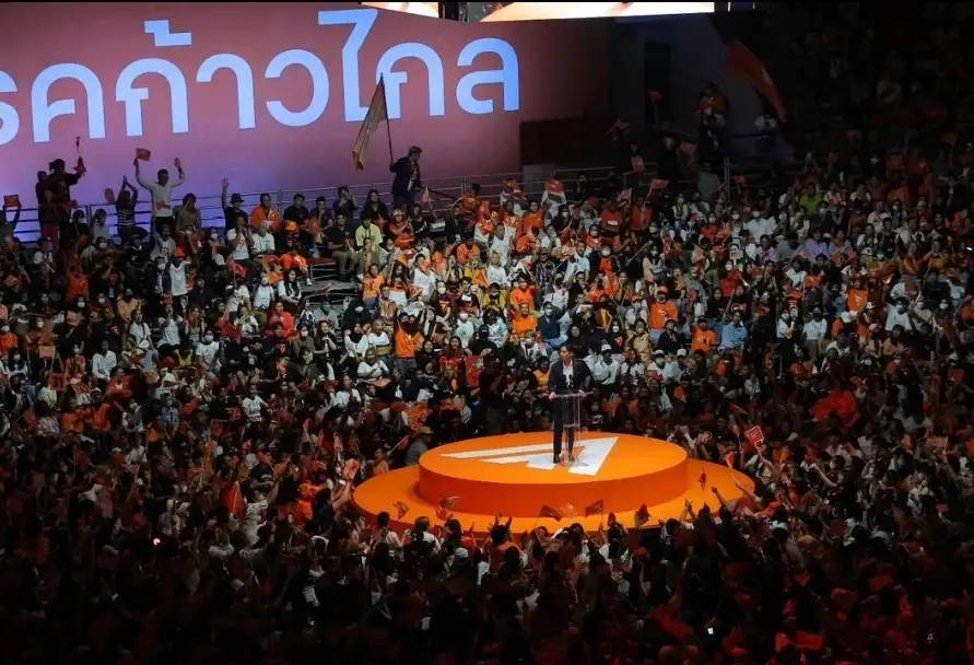 “ต่าย ชุติมา” โพสต์ภาพเซลฟี่บนลานจอดรถ  ชาวเน็ตสะดุดตาเลขบนเสา 
