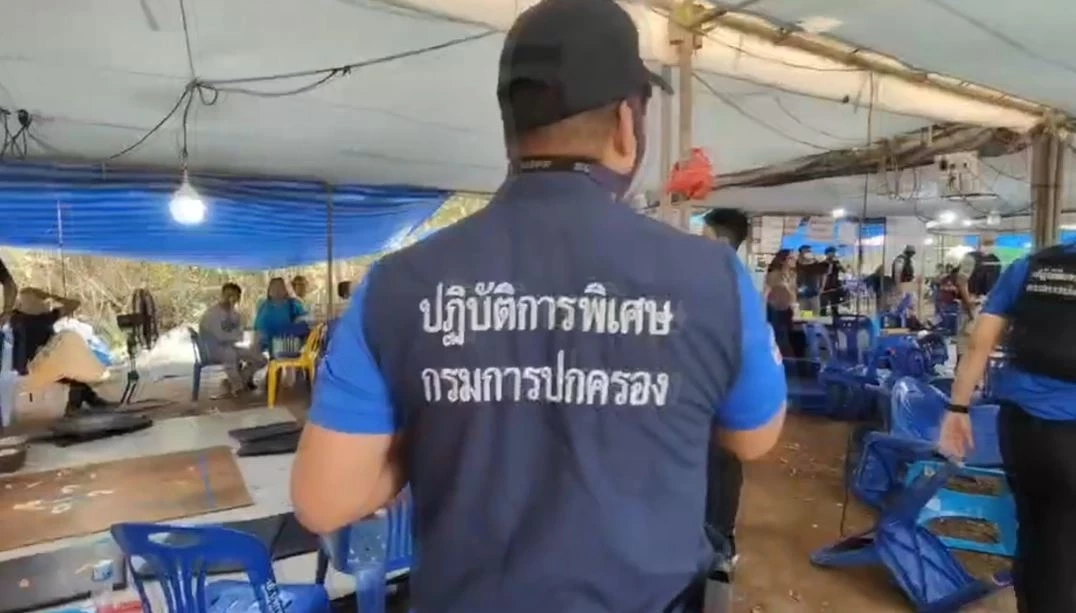 ปกครองบุกทลายบ่อน เมืองสุราษฎร์ หลังนายกฯ กลับจากหาเสียงแค่วันเดียว