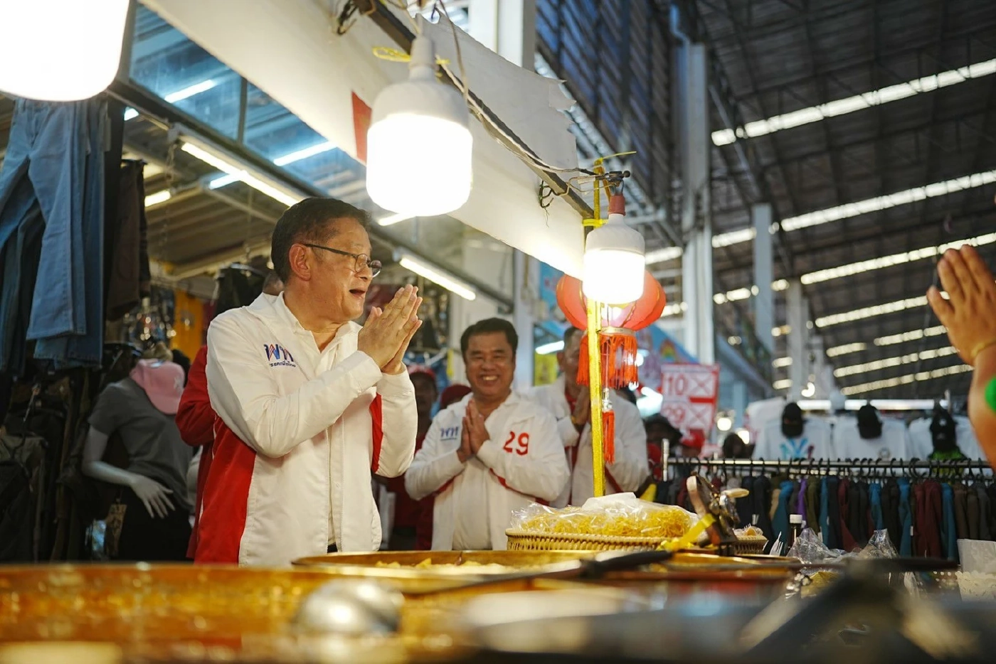 "มาดามนครบาล" ลุยหาเสียงเขตดอนเมือง เมินโพล "ก้าวไกล" เร่งเครื่องจี้ติด