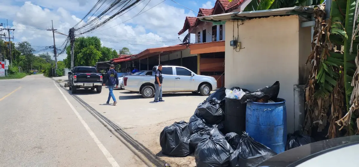 บริเวณหน้าบ้านที่ถูกแอบเปิดเป็นบ่อน
