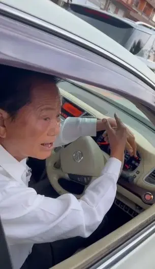 อีกแล้ว "ทวี ไกรคุปต์" พ่อปารีณา ขับชนเบนซ์ขณะกลับรถ เผย ไม่รู้เฉี่ยวตอนไหน