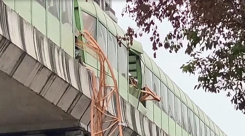 รถไฟฟ้าชนเครนที่ร่วงใส่รางในไต้หวัน ดับ  1  เจ็บ 10