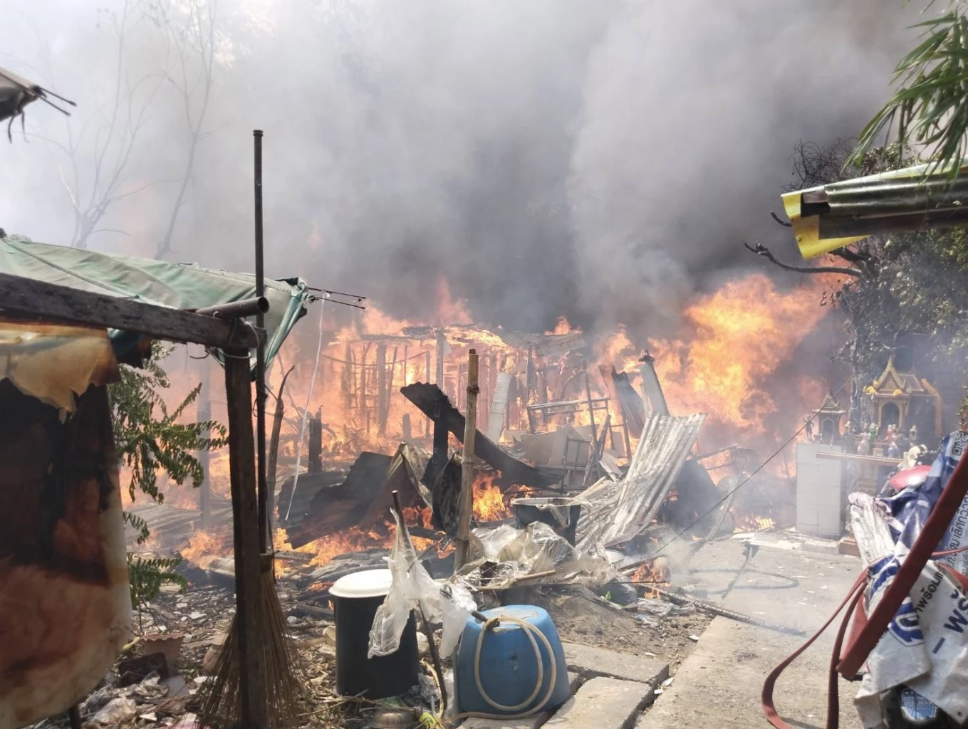 สลด เพลิงไหม้ชุมชนหมอเหล็ง รปภ.ดับคากองเพลิง หลังออกเวร กลับมานอนพัก