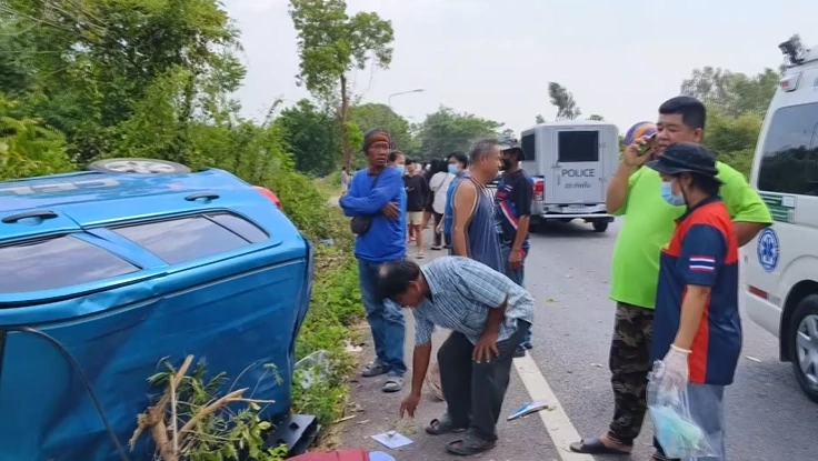 สยอง! สาวธุรการโชว์รูม ซิ่งเก๋ง Test Drive ชนท้าย จยย. ก่อนชนเสาไฟยับ ดับ 2 ราย