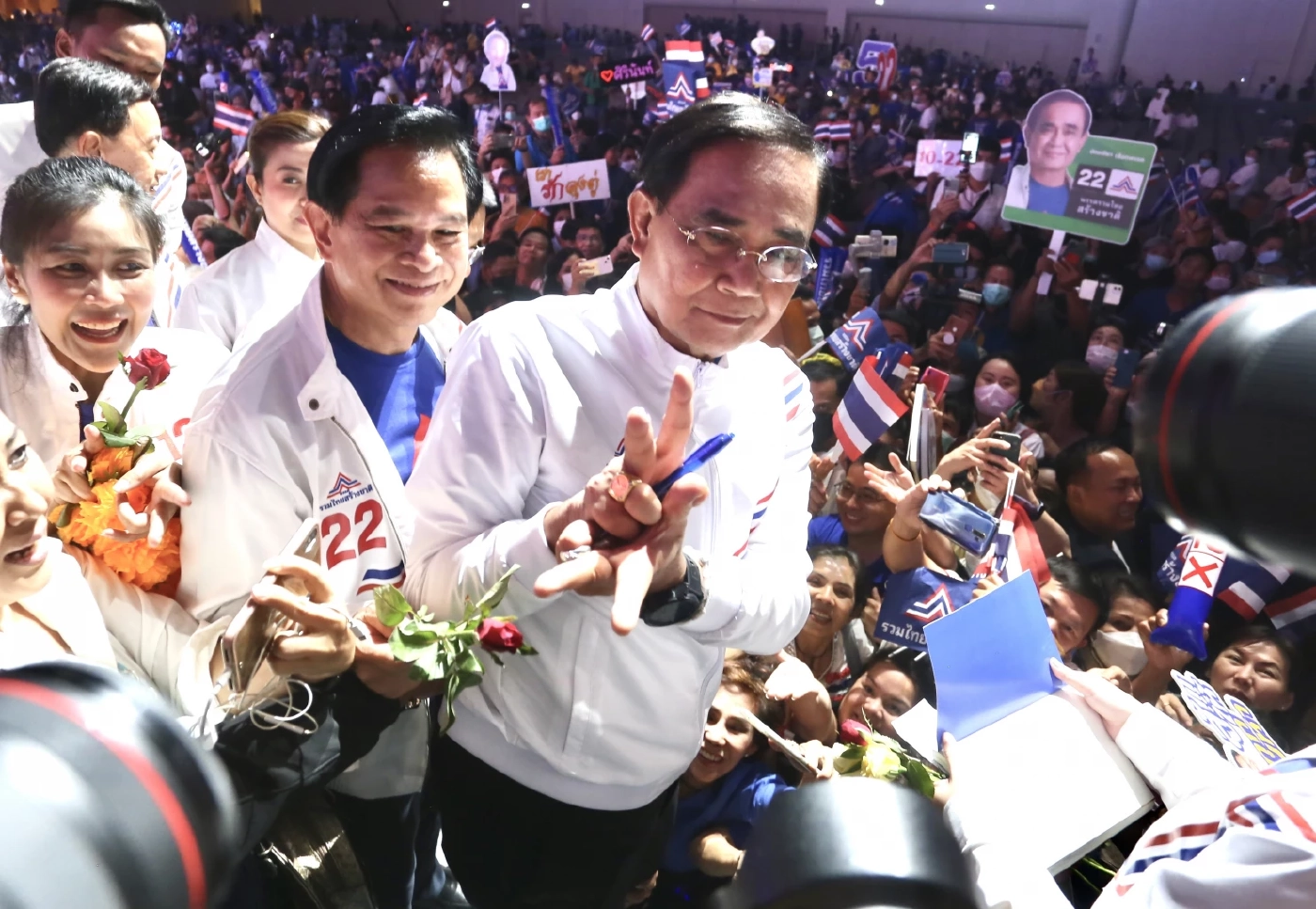 "ลุงตู่" ขึ้นเวทีปิดท้าย เสียงสั่นเครือ ลั่นอย่ายอมให้ใครมาทำร้ายรากเหง้า