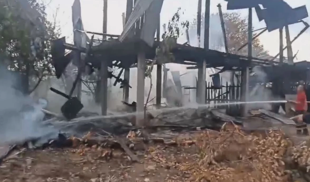 ฝนตกฟ้าผ่ากลางบ้าน ทำไฟไหม้วอดทั้งหลัง