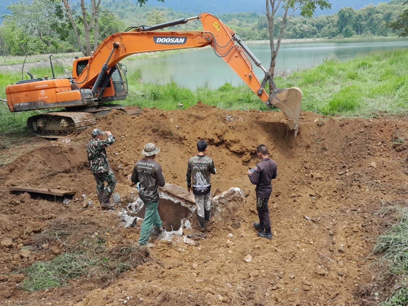 ปลอดภัยแล้ว! ช่วยลูกช้างป่า ตกท่อระบายน้ำ ลึก 2 เมตร แม่ช้างเฝ้าลูกไม่ห่าง