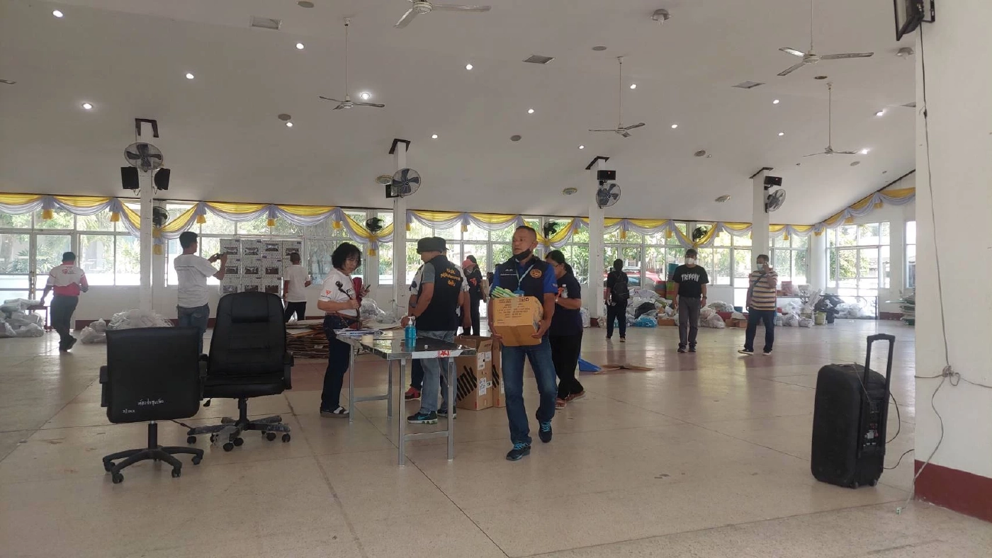 ชาวสัตหีบเดือด! ขวางย้ายหีบคะแนน ส.ส.ชลบุรี เขต 10 หลังเจอบัตรเขย่งหลายพันใบ