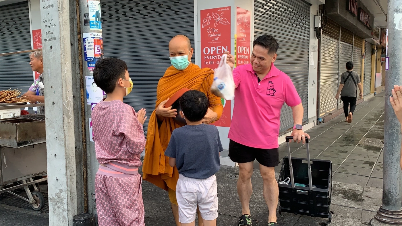 "วราวุธ" เดินตาม "เจ้าคุณไฉน" ออกบิณฑบาตย่านบางลำพูไม่หาเสียง