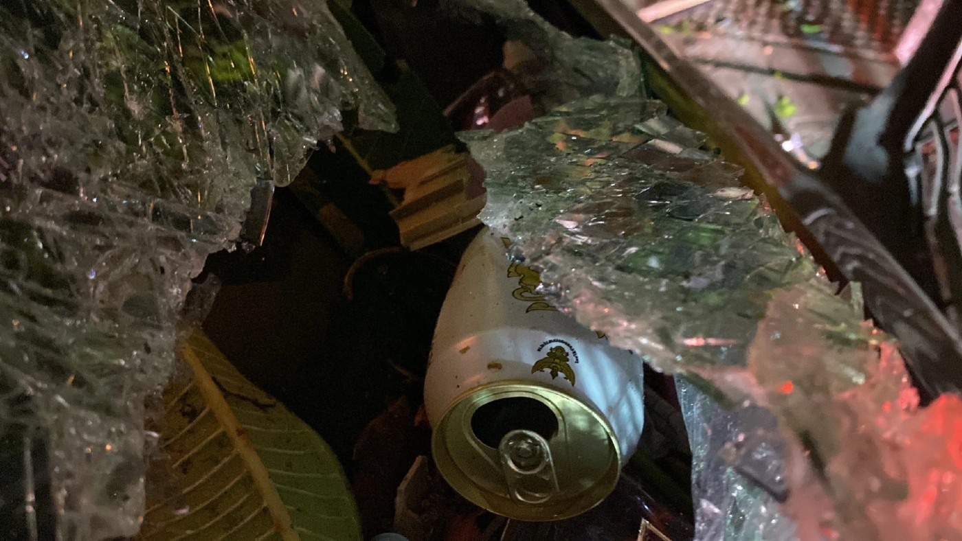 ขับรถตู้ไปไหว้เทวาลัยพระพิฆเนศ รถเสียหลักพุ่งชนต้นไม้ ดับ 1 บาดเจ็บ 2