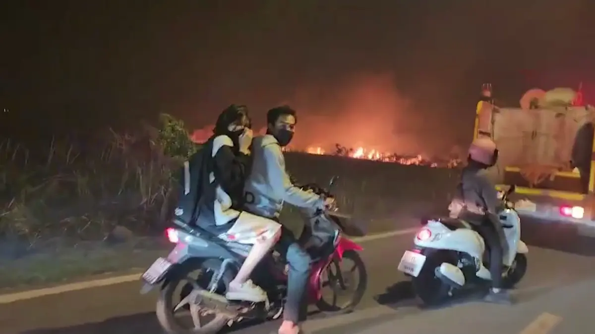 สุดสลด! เผานาจนควันฟุ้งบังทาง สาวขับรถตกถนนถูกไฟคลอกดับ