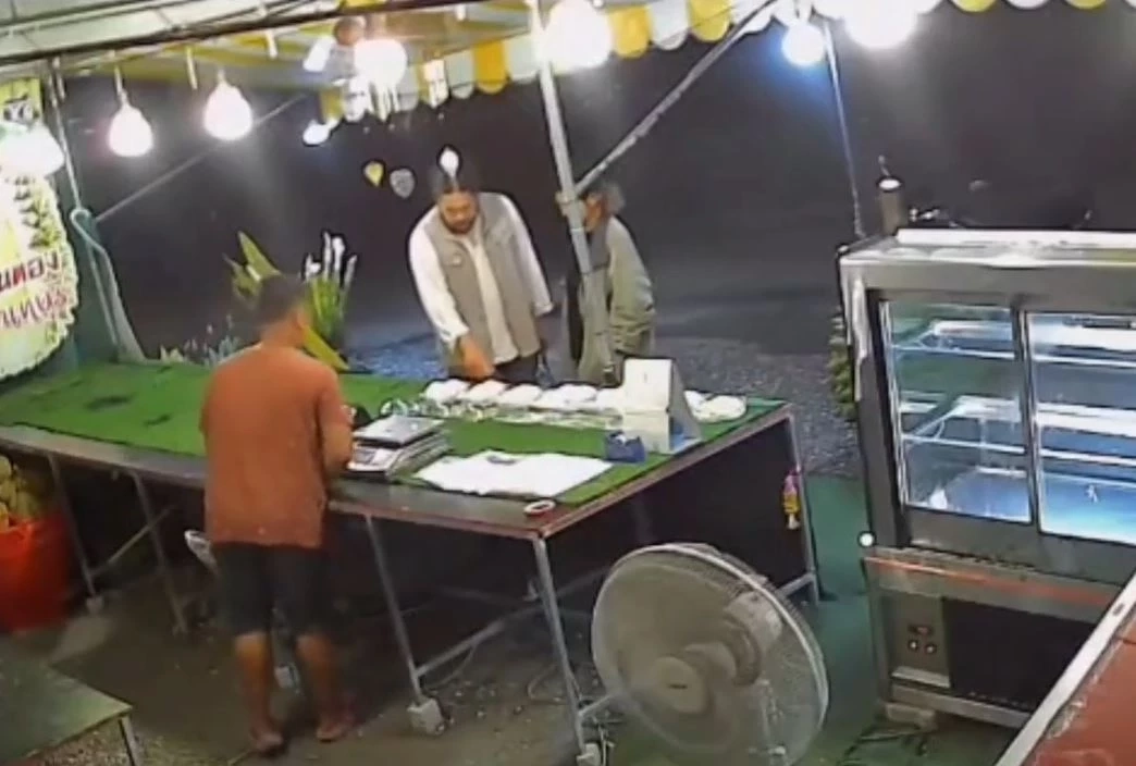 กระบะแต่งซิ่ง ชน จยย. พุ่งเข้าร้านทุเรียน นศ.สาว ใกล้เรียนจบ เสียชีวิต