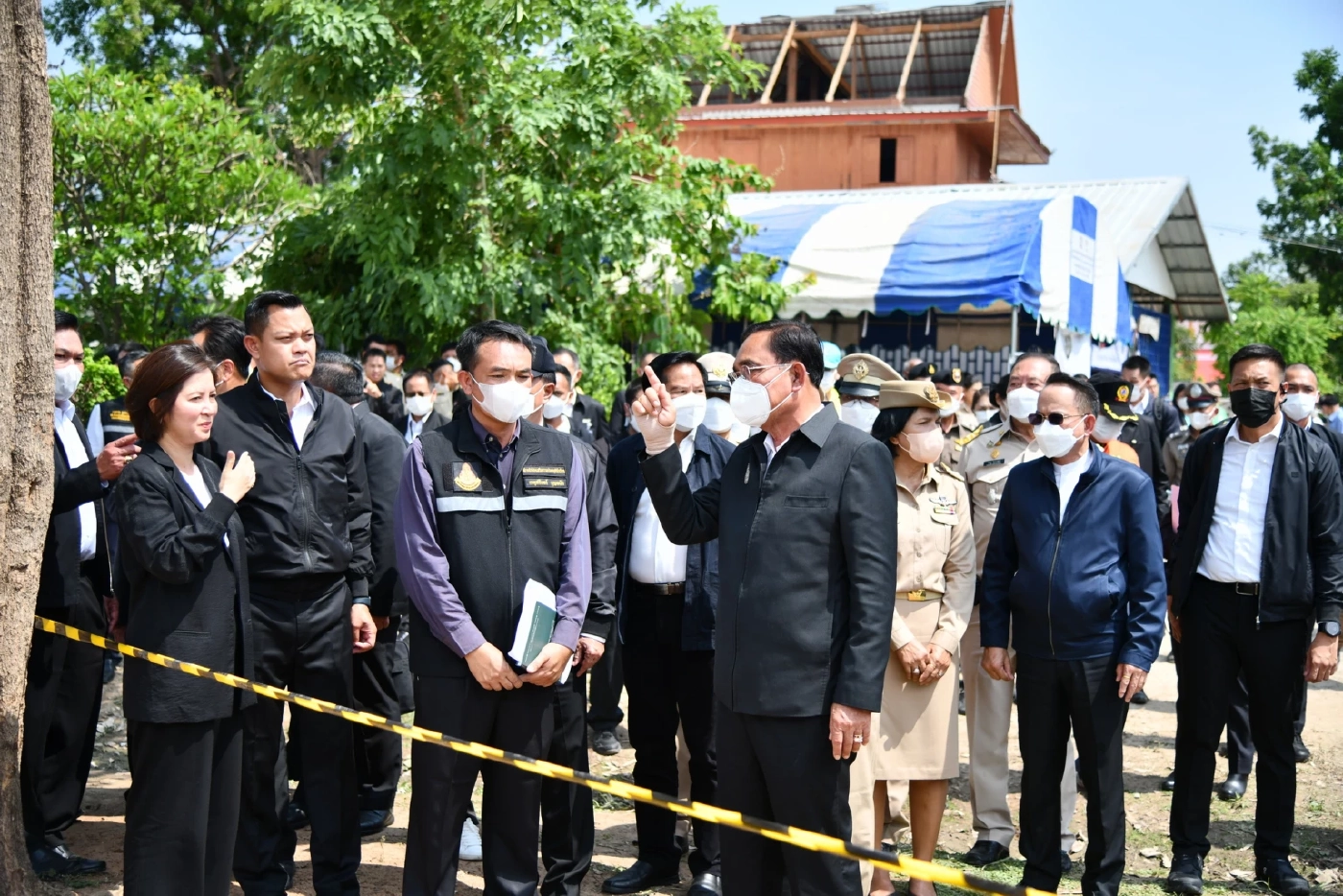 "ประยุทธ์" เยี่ยมผู้ประสบวาตภัยพิจิตร เผย "ในหลวง" ทรงสั่งช่วยเหลือพสกนิกร