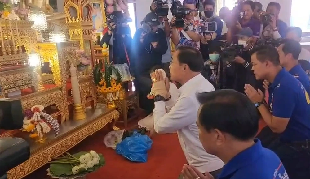 "บิ๊กตู่" นำทีม รทชส. ขึ้นรถแห่รอบกทม.หาเสียงโค้งสุดท้ายขอกาเลือก 2 ใบ