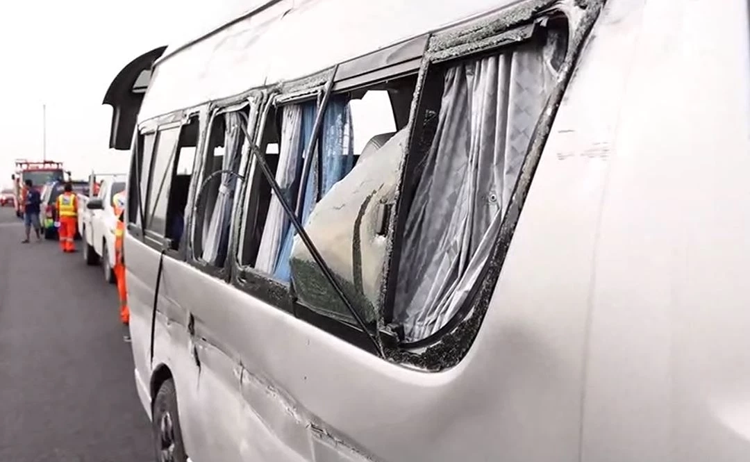 รถตู้คณะครู กลับจากดูงานวิชาการ เฉี่ยวท้ายกระบะ พุ่งชนแบริเออร์ ดับ 1