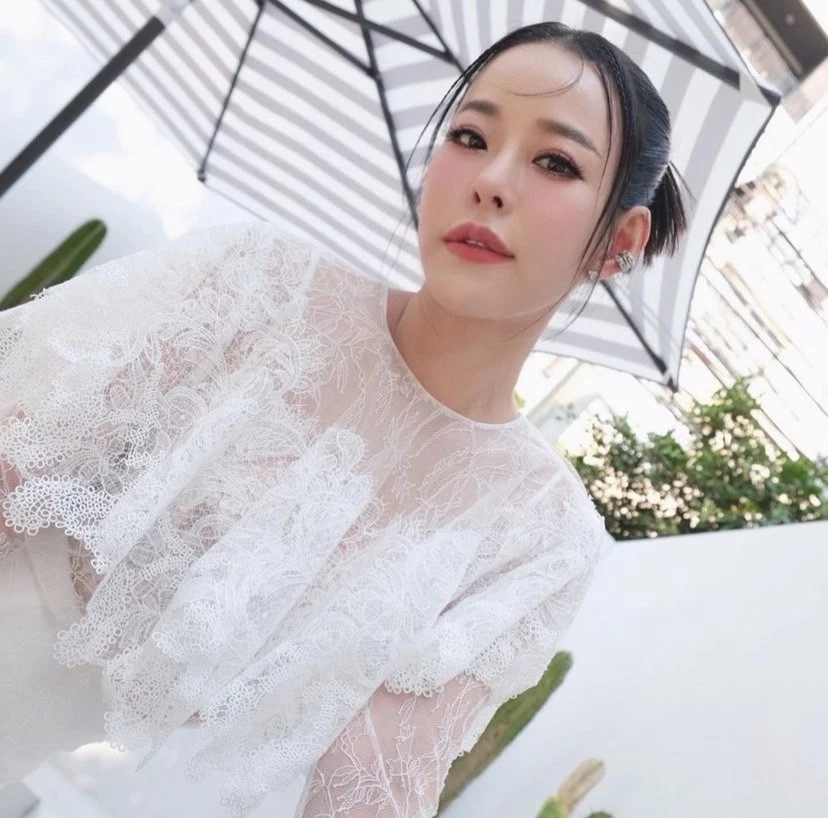 สดใสขึ้น “หนิง ปณิตา”ตระเวณทำบุญกับลูกสาว ทิ้งเงิน 10 ล้าน ลดข้อตกลงหย่า จิน