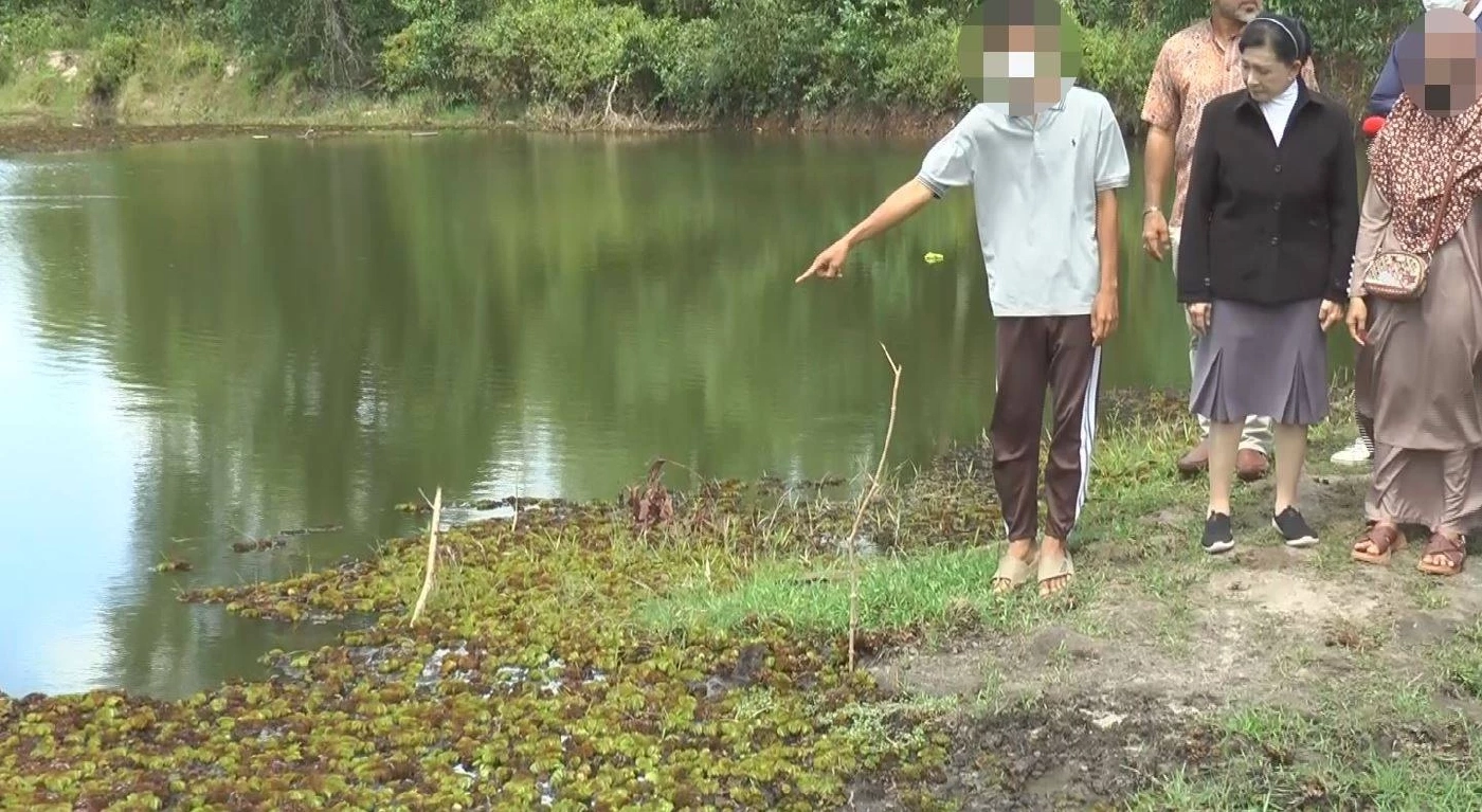 ภาพขณะนางปวีณาดูจุดที่พบร่างหนูน้อย 3 ขวบ พร้อมพ่อแม่เด็ก