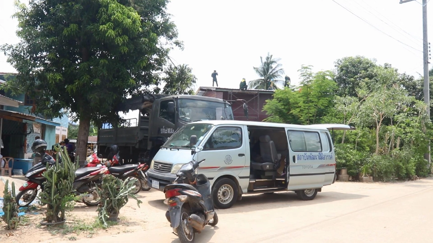 ทหารเร่งซ่อมแซมบ้านเรือนเสียหาย ถูกพายุถล่มพิจิตรหนักสุดรอบ 40 ปี