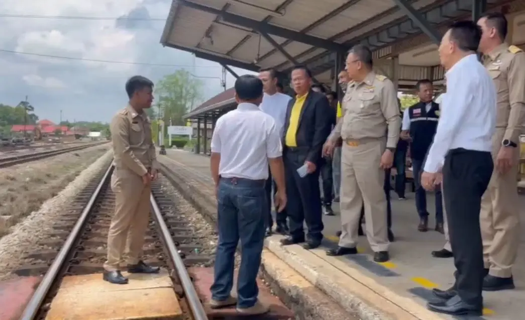 เปิดคลิป นายสถานีรถไฟ ช่วยยายเป็นใบ้-หูหนวก เดินตัดขบวนรถไฟ รอดหวุดหวิด