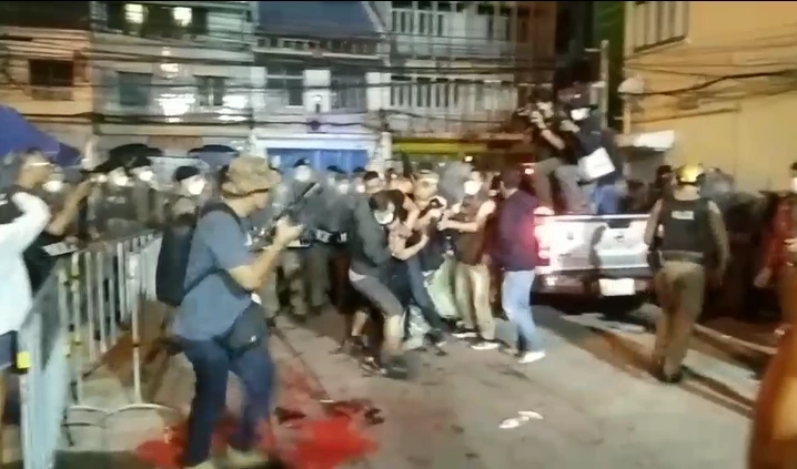 เดือด! ม็อบทะลุแก๊ซ บุกสาดเลือด สน.สำราญราษฎร์ จี้ปล่อย "หยก" ออกไปเรียน