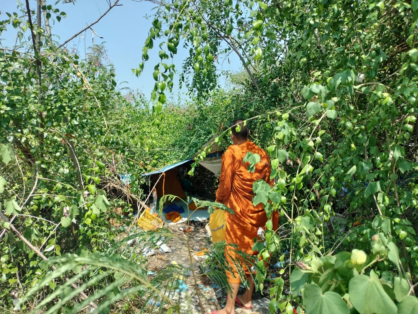 ตม.สมุทรปราการ รวบต่างด้าวลอบเข้าเมือง ปลอมตัวเป็น "พระ" ซุกตัวป่ารกร้าง