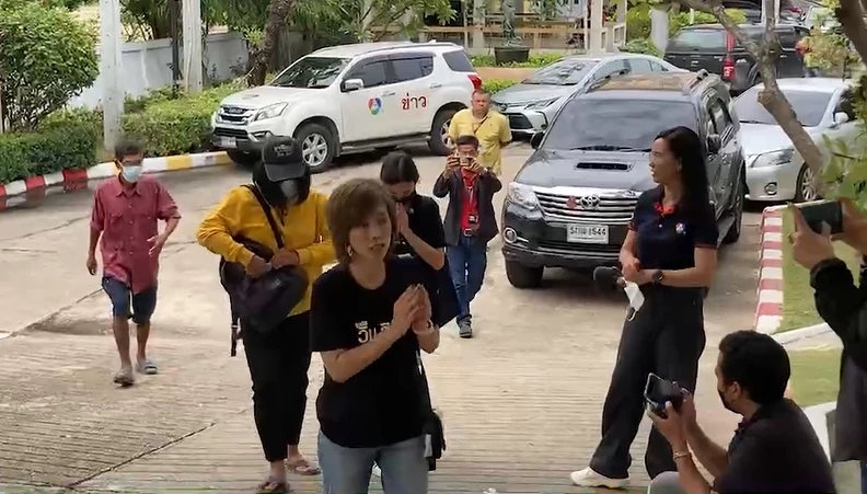 มูลนิธิ วิน วิน พา น.ส.น. (เสื้อเหลือง) มาศาล