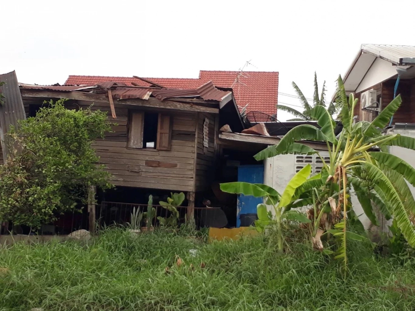 ในหลวง พระราชินี พระราชทานถุงพระราชทานและเครื่องอุปโภคบริโภคแก่ผู้ประสบวาตภัย จ.ชัยภูมิ