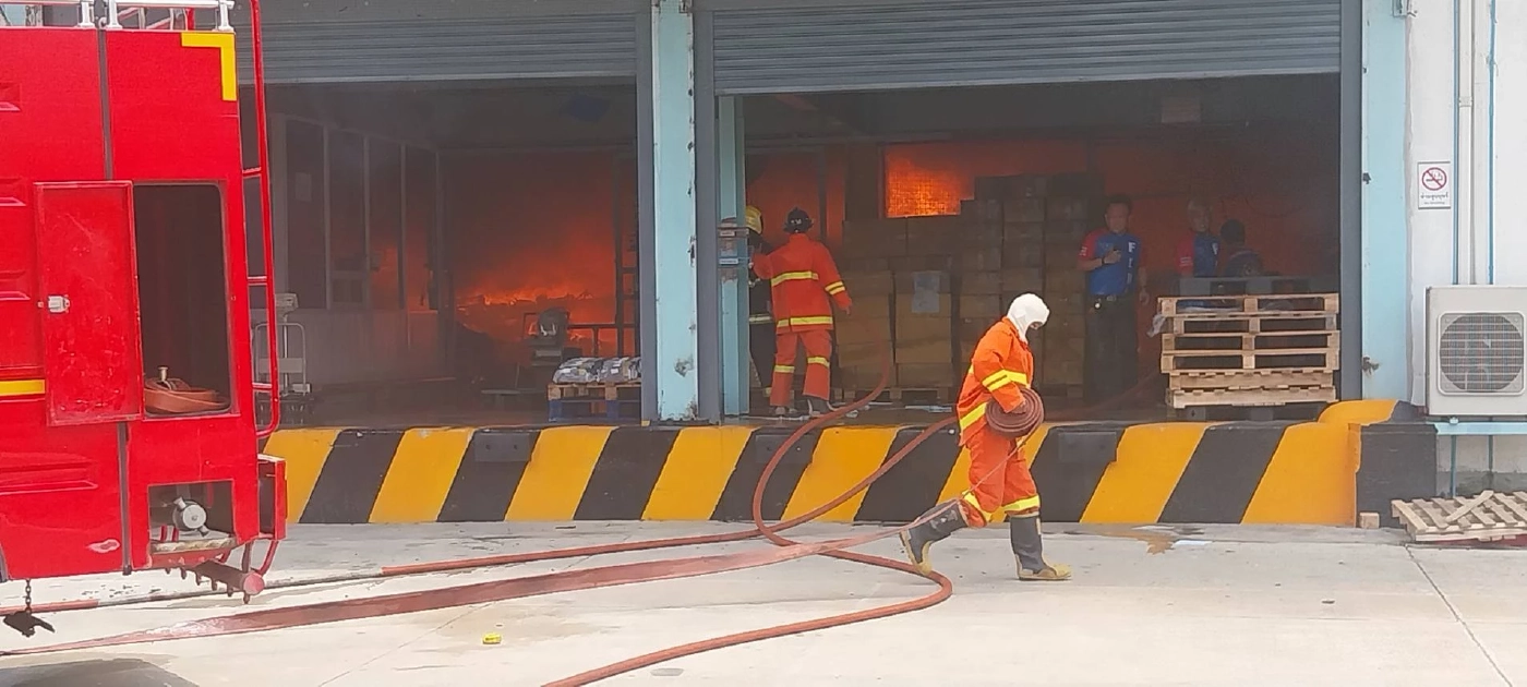 ไฟไหม้โรงงาน ย่านลาดหลุมแก้ว พนักงานกว่า 200 ชีวิต หนีตายวุ่น