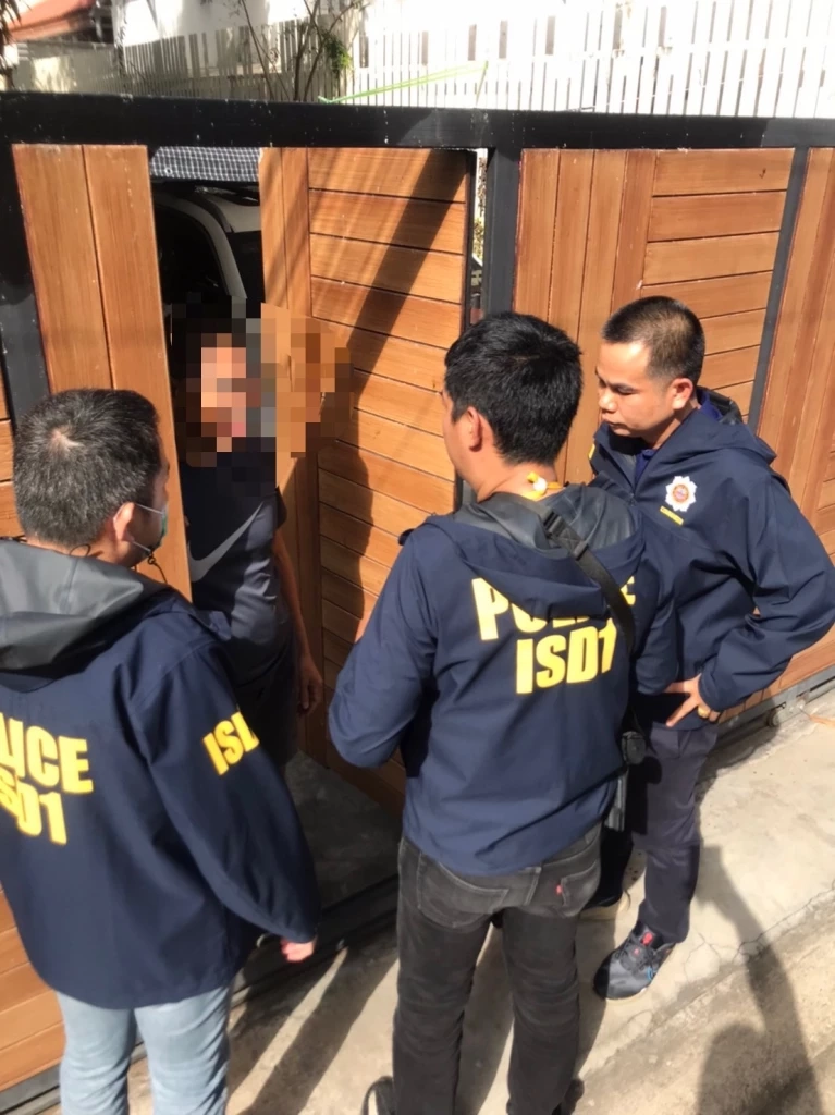 บุกรวบนักเทรดหุ้นชื่อดัง ยึดปืนยาว 5 กระบอก รับสารภาพชอบสะสมปืน