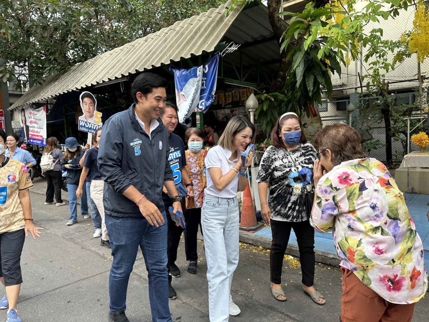 "มาดามเดียร์" ควง "เอิร์ธ พงศกร" หาเสียงคลองเตย เชื่อปชป.คนจำแม่น