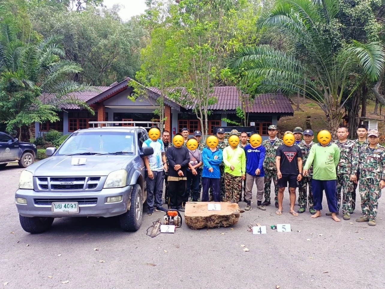 รวบ 8 มอดไม้ ลักลอบแปรรูปไม้ประดู่ เขต อช.ศรีลานนา อึ้ง! ผญบ.หัวหน้าแก๊ง