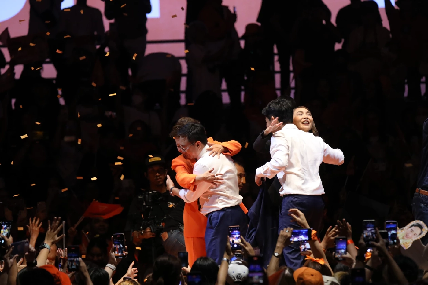 "ก้าวไกล" ทิ้งหมัดเด็ดปราศรัยใหญ่โค้งสุดท้ายปลุกทำการเมืองแห่งความหวัง