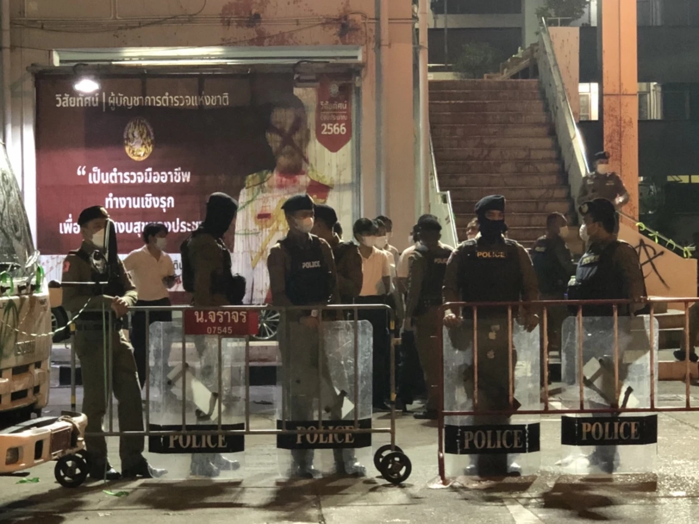 เดือด! ม็อบทะลุแก๊ซ บุกสาดเลือด สน.สำราญราษฎร์ จี้ปล่อย "หยก" ออกไปเรียน