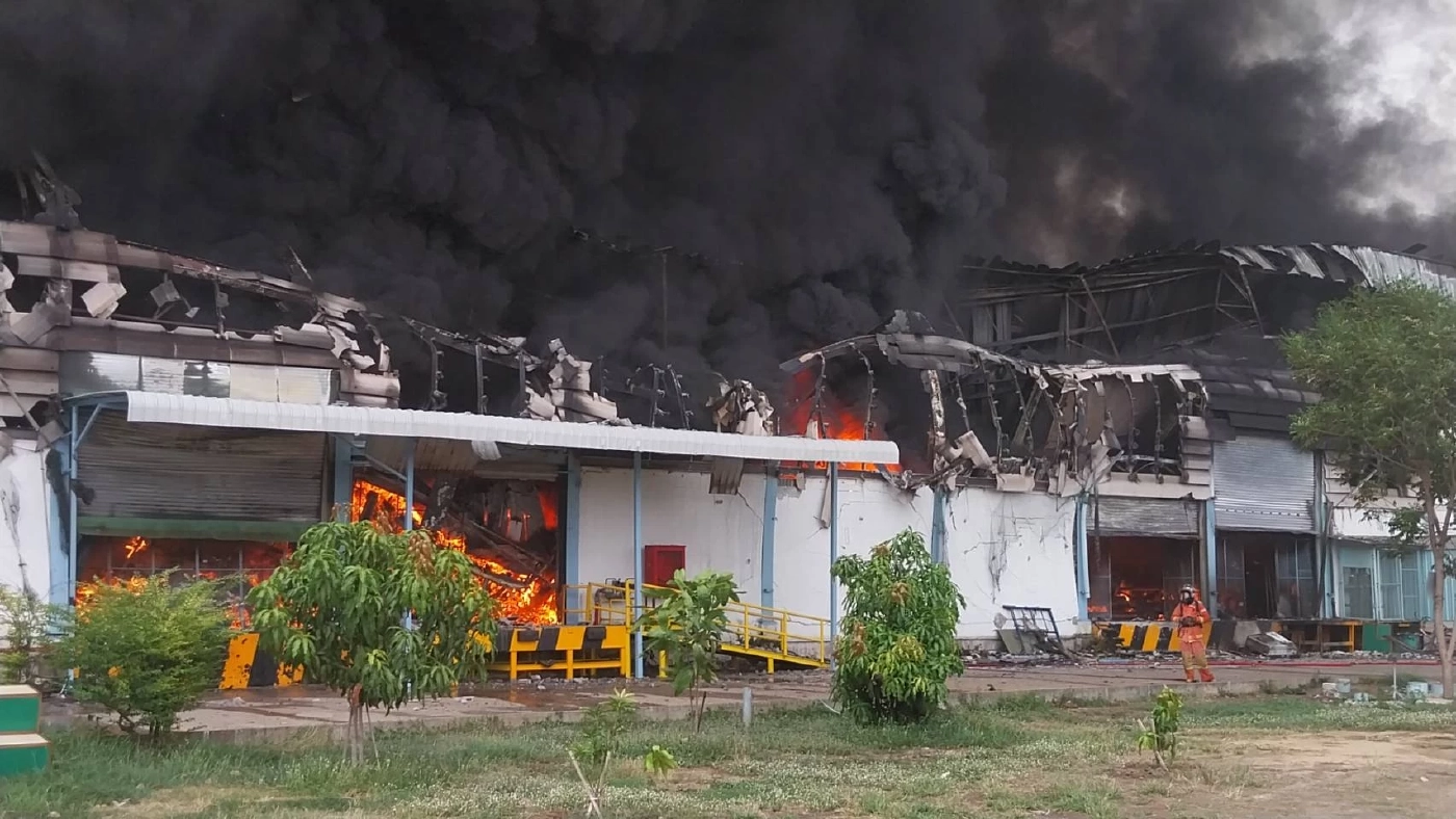 ไฟไหม้โรงงาน ย่านลาดหลุมแก้ว พนักงานกว่า 200 ชีวิต หนีตายวุ่น