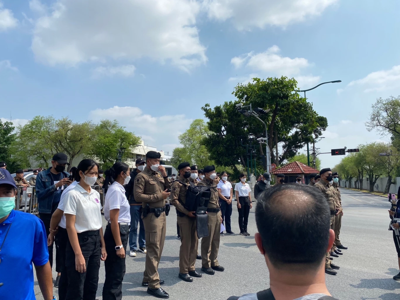 กลุ่มแรงงาน ร้องขึ้นค่าแรงขั้นต่ำ 700 บาท พร้อม เผาพริกเกลือสาปส่ง 3 ป.-1 ส.