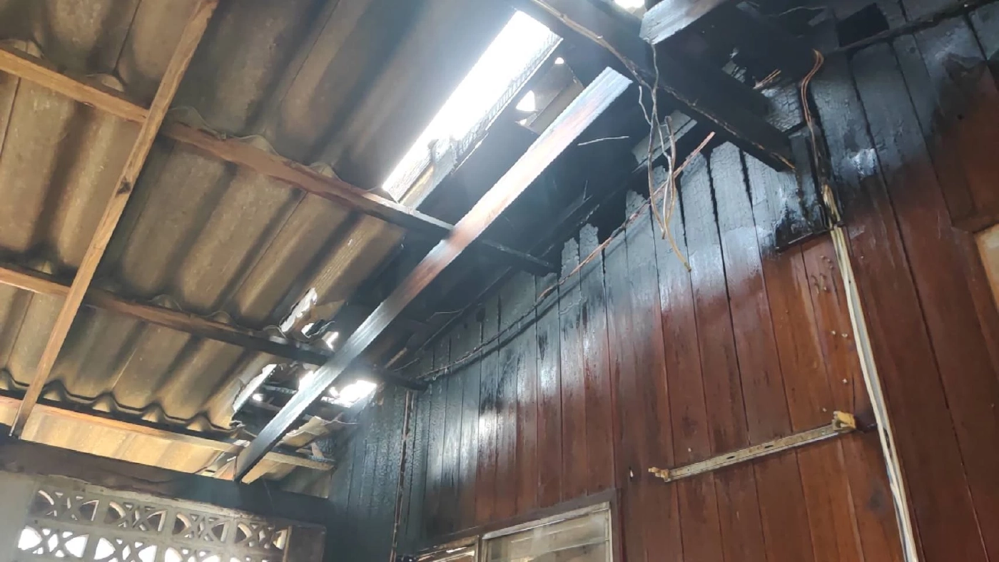 ระทึก! หม้อแปลงแผงโซลาร์เซลล์ติดบ้านบึ้ม ทำไฟไหม้บ้านเกือบวอดทั้งหลัง