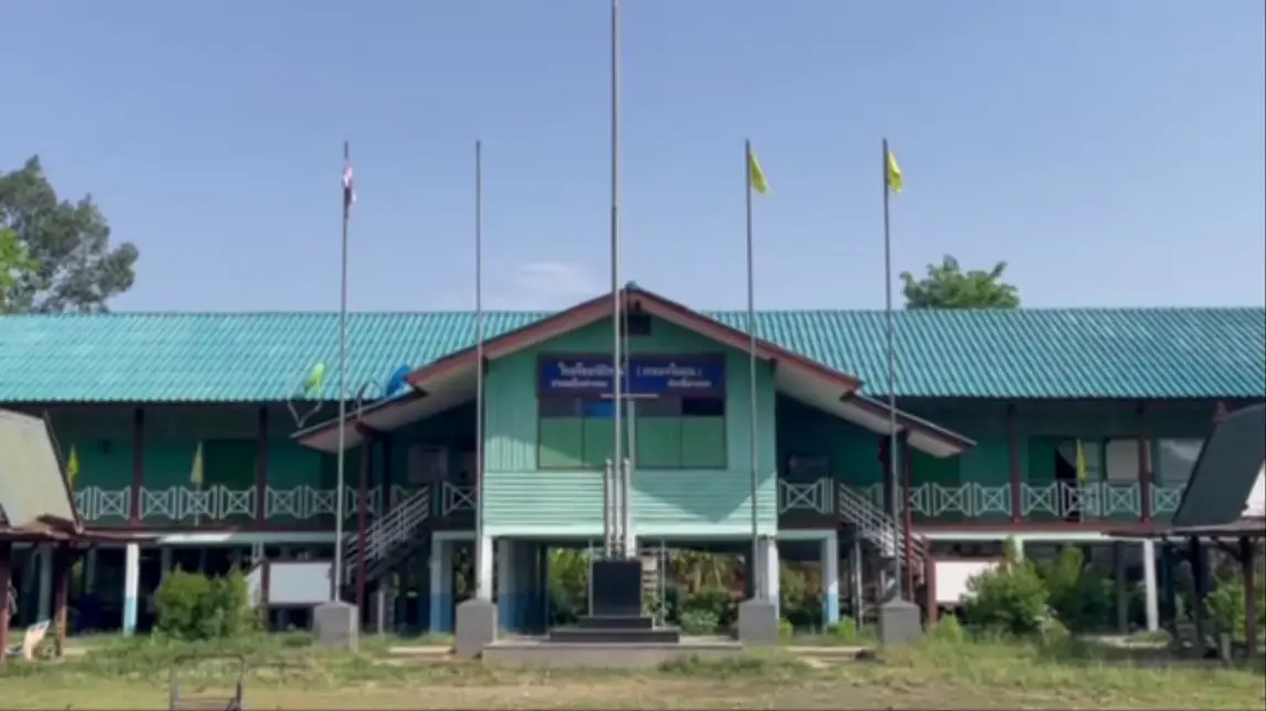 เปิดเทอมวันแรกวุ่น! ผู้ปกครองนับร้อย ยกขบวนค้านยุบโรงเรียน