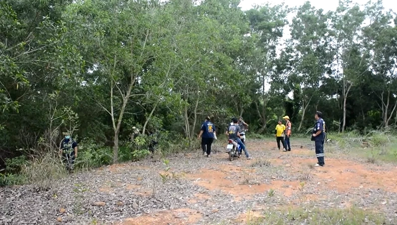 ถึงกับผงะ! ชาวบ้านออกหาเห็ด เจอศพชายสูงวัย เสียชีวิตในชุด นร.คาร่องน้ำ