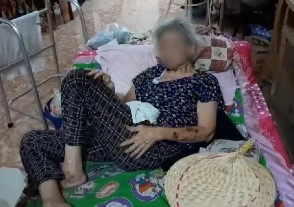 สุดเศร้า อาม่าวัย 82 ป่วยอัลไซเมอร์ อยู่กินกับร่างน้อง คอยเช็ดตัวให้ตลอด 3 วัน 