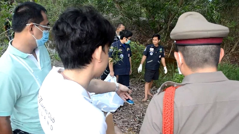 ถึงกับผงะ! ชาวบ้านออกหาเห็ด เจอศพชายสูงวัย เสียชีวิตในชุด นร.คาร่องน้ำ