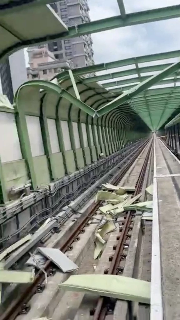 รถไฟฟ้าชนเครนที่ร่วงใส่รางในไต้หวัน ดับ  1  เจ็บ 10