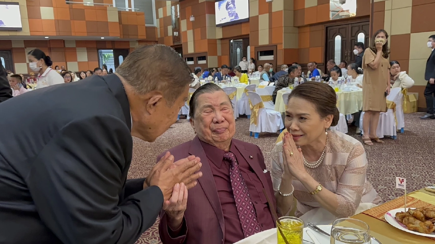 วันเกิดครบ 91 ปี "บิ๊กจิ๋ว" ยิ้มร่าแข็งแรง ร่วมขับร้องเพลงเก็บตะวัน (มีคลิป)