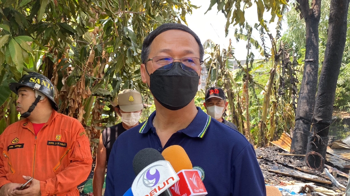 สลด เพลิงไหม้ชุมชนหมอเหล็ง รปภ.ดับคากองเพลิง หลังออกเวร กลับมานอนพัก