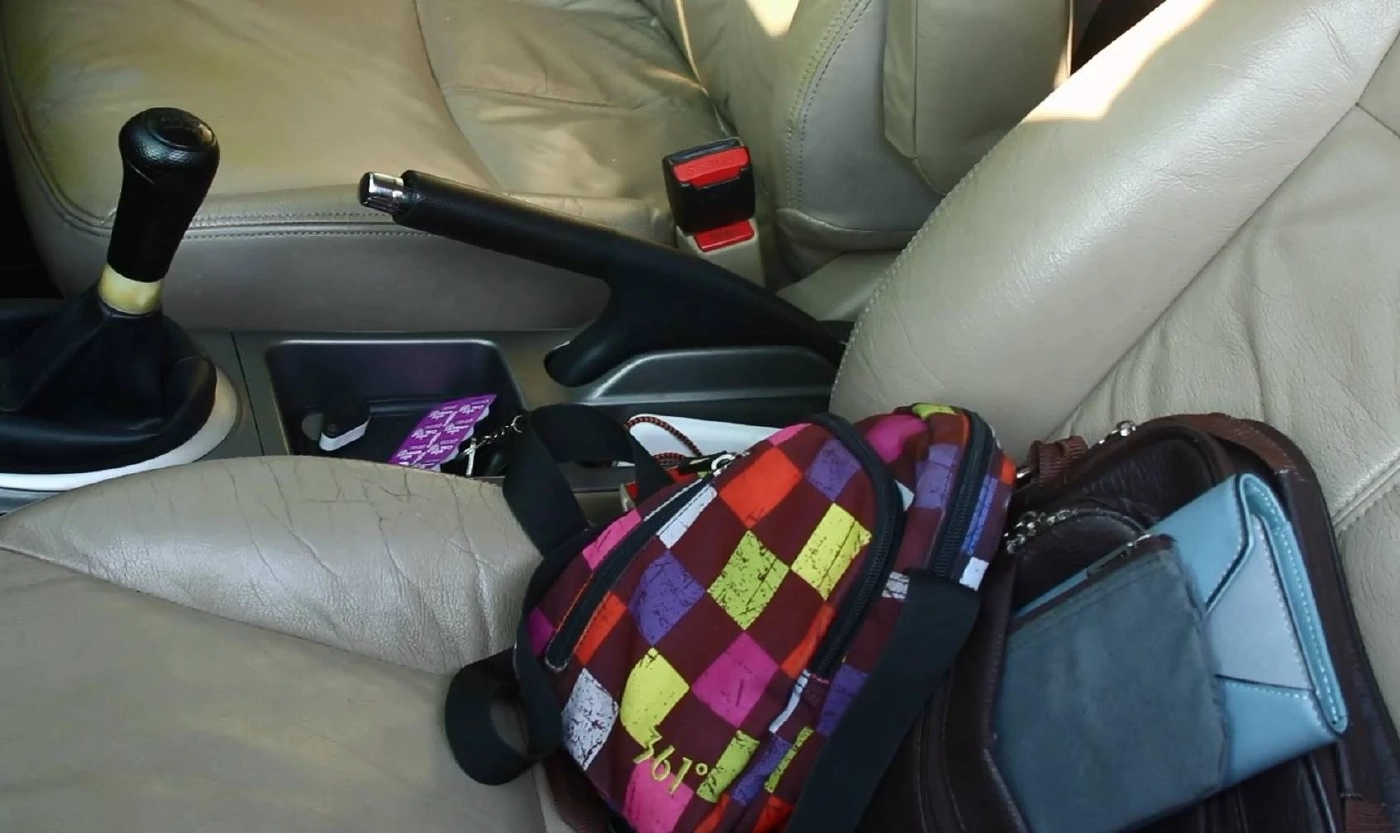 กรรมตามทัน! โจรฉกกระเป๋าเงิน รถตกข้างทางระหว่างหลบหนี